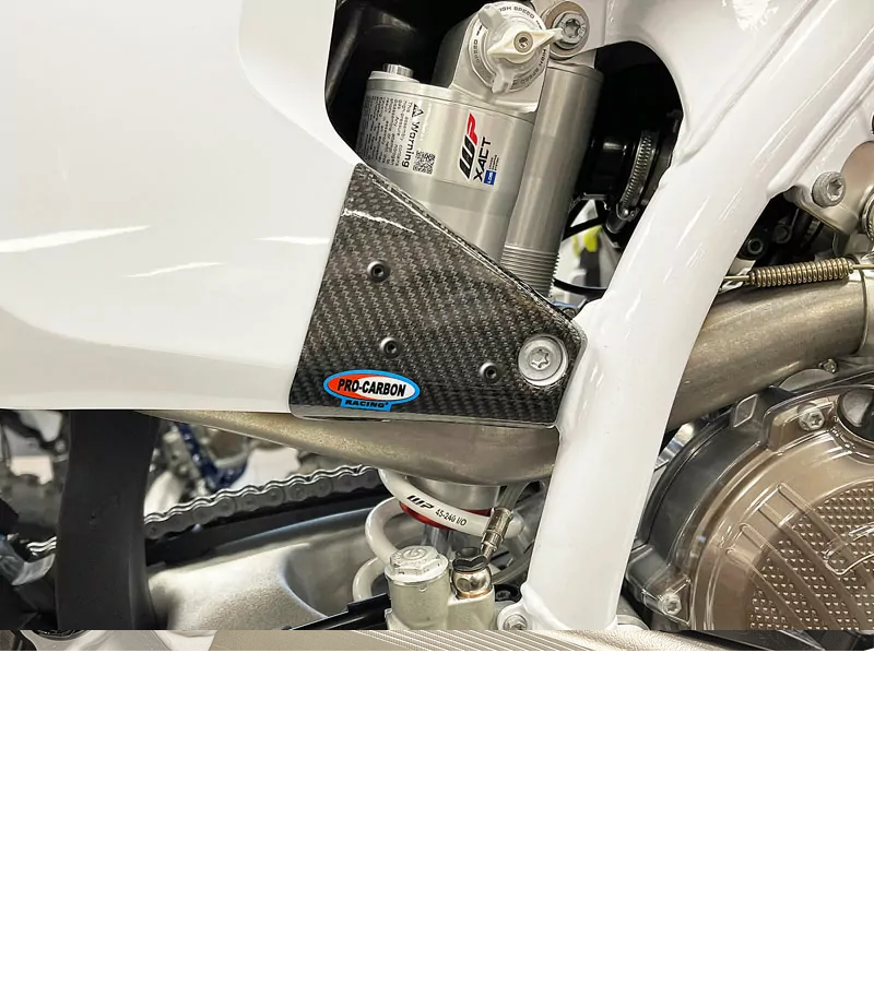 Pro Carbon sticker beschermer zijnummerborden Husqvarna TC 125/250 2023-2025 & Husqvarna FC 250/350/450 2023-2025 & TE 250/300 2024-2025 & FE 250/350/450/501 2024-2025