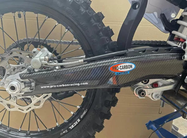 Pro Carbon achterbrug beschermers KTM SX/F 125/250/300/350/450 2023- & EXC/EXC-F 250/300/350/450/500 2024- & Husqvarna TC/FC 125/250/350/450 2023- & TE/FE 150/250/350/450/501 2024-