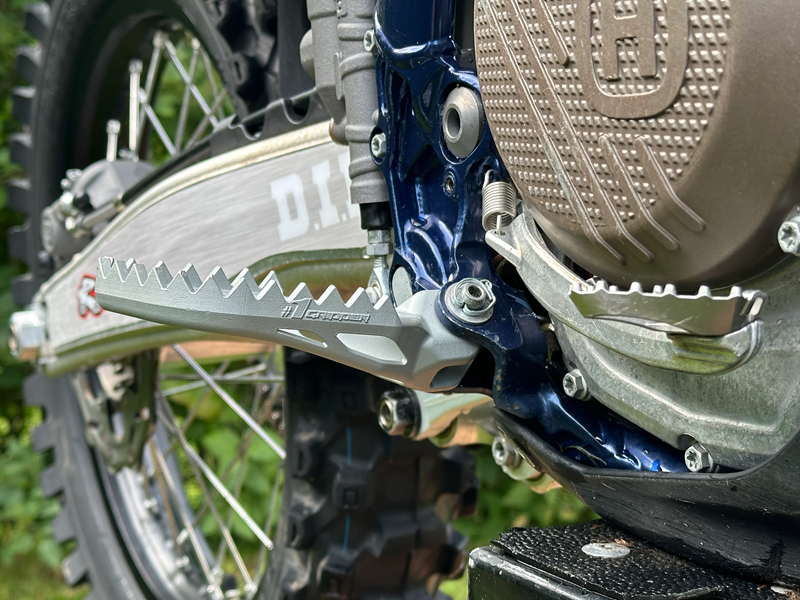 Onegripper CTRL RVS voetsteunen #1 KTM SX/SX-F 125/150/250/300/350/450 2023- & Husqvarna TC/FC 125/150/250/350/450 2023- & Gas Gas MC/MC-F 125-450 2024- ( 0 mm down / 0 mm back )
